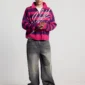 Modelo con pantalones Grey Cold Culture Kevil V2 de pernera ancha, vistos de frente