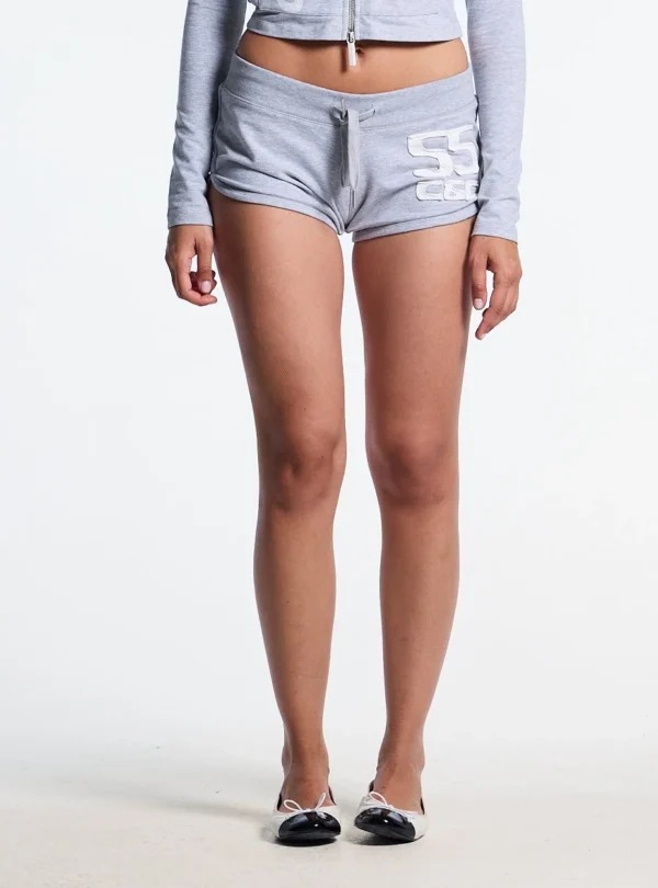 Cold Culture Lace Mini Shorts Heather Grey Mujer – Detalle frontal con modelo Detalle frontal de los shorts Lace Mini de Cold Culture en gris jaspeado, puestos por una modelo, con cordón ajustable y gráfico blanco 55 C&C.