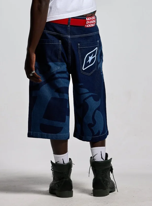 Cold Culture Laser Denim Shorts – Azul – Modelo de espaldas Modelo con shorts vaqueros azules Cold Culture Laser Denim vistos por detrás con bolsillos y gráficos
