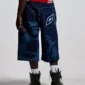 Modelo con shorts vaqueros azules Cold Culture Laser Denim vistos por detrás con bolsillos y gráficos