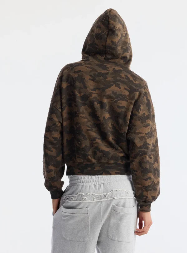 Vista posterior de modelo con la capucha puesta de la sudadera Lead Zip-up Hoodie Camo de Cold Culture, con estampado militar marrón y negro.