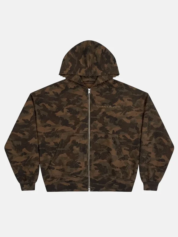 Vista frontal de la sudadera Lead Zip-up Hoodie Camo de Cold Culture, con capucha, cremallera de doble cursor, bolsillos delanteros y logo en el pecho.