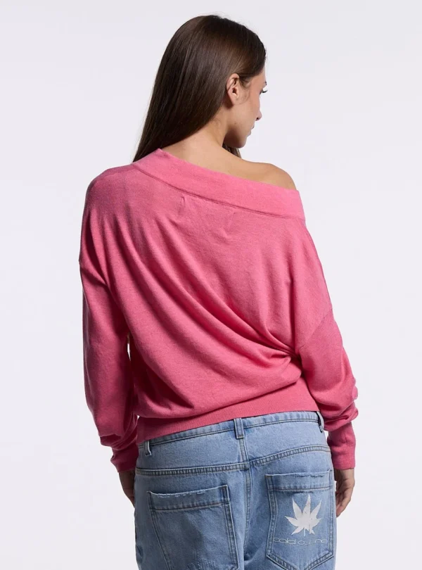 Cold Culture Lull Knit Mujer – Rosa – Detalle de espalda y escote Detalle trasero del jersey Lull Knit rosa de Cold Culture con escote amplio que deja un hombro descubierto y cintura de punto acanalado.