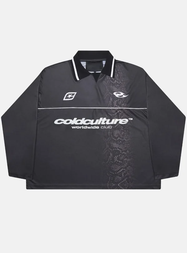 Polo de manga larga Mamba Snake Longsleeve Polo negro de Cold Culture, con logotipos blancos, cuello con ribetes y estampado de serpiente tonal en el frontal.