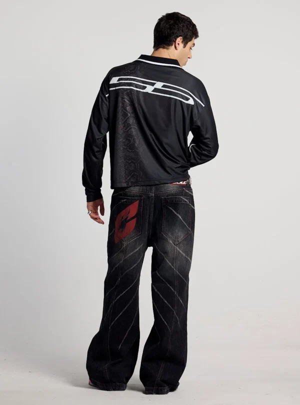 Modelo de espaldas con el Mamba Snake Longsleeve Polo negro de Cold Culture, mostrando el gráfico blanco superior, el estampado de serpiente y el corte holgado.