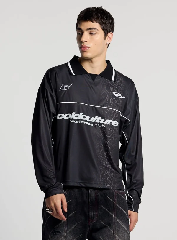 Modelo con el Mamba Snake Longsleeve Polo negro de Cold Culture, mostrando los logotipos blancos, el cuello tipo polo y el estampado de serpiente en la parte delantera.