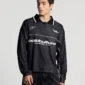 Modelo con el Mamba Snake Longsleeve Polo negro de Cold Culture, mostrando los logotipos blancos, el cuello tipo polo y el estampado de serpiente en la parte delantera.