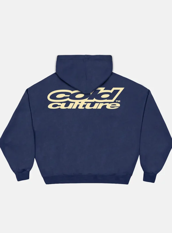 Cold Culture Necessary Sudadera – Navy – Vista trasera Vista trasera de sudadera Necessary azul marino de Cold Culture con capucha y logotipo grande en la espalda