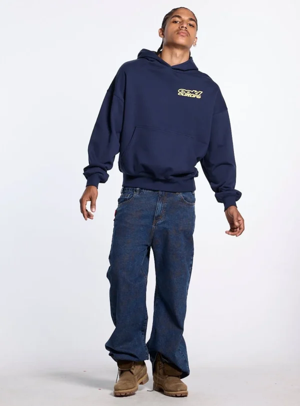 Cold Culture Necessary Sudadera – Navy – Vista frontal con modelo Modelo con sudadera Necessary azul marino de Cold Culture, vista frontal con logotipo en el pecho