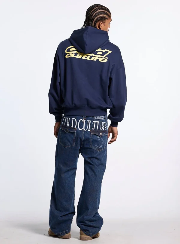 Cold Culture Necessary Sudadera – Navy – Vista trasera de cuerpo entero Vista trasera de modelo con sudadera Necessary azul marino de Cold Culture y logotipo grande en la espalda
