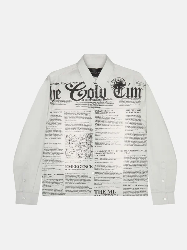 Camisa Newspaper blanca de Cold Culture vista de frente, con manga larga, cuello clásico y estampado de periódico negro