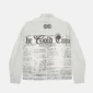 Vista trasera de la camisa Newspaper blanca de Cold Culture, con logotipo CC negro bajo el cuello y gran estampado de periódico en la espalda