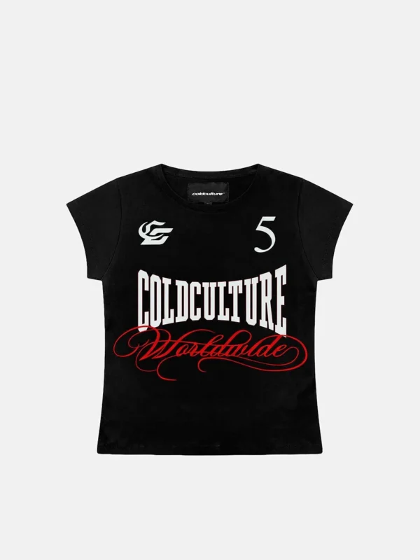 Vista frontal de la camiseta baby Nia Set negra de Cold Culture, con letras COLD CULTURE blancas, detalles rojos y número 5.