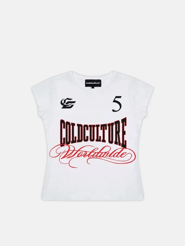 Camiseta baby blanca Nia Set de Cold Culture para mujer, con logotipo frontal negro y rojo, texto Worldwide y número 5.