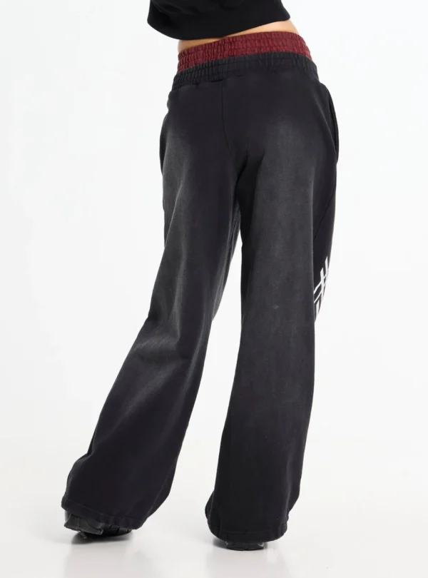 Cold Culture Nighthunt Pantalones Deportivos – Black – Detalle trasero Detalle trasero de los pantalones deportivos Cold Culture Nighthunt negros con cintura elástica negra y roja
