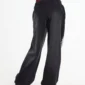 Detalle trasero de los pantalones deportivos Cold Culture Nighthunt negros con cintura elástica negra y roja