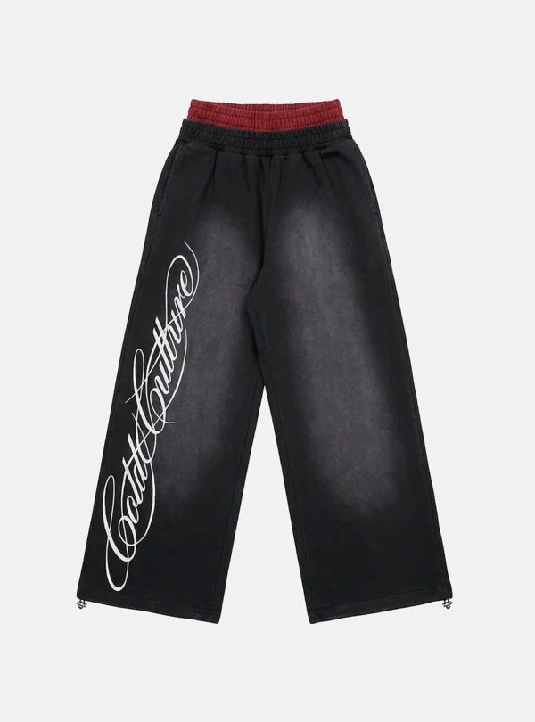 Cold Culture Nighthunt Pantalones Deportivos – Black – Vista frontal Pantalones deportivos Cold Culture Nighthunt negros de corte ancho con gráfico blanco en la pernera y cintura elástica roja