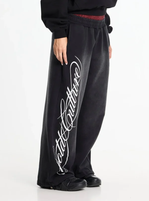 Cold Culture Nighthunt Pantalones Deportivos – Black – Detalle del gráfico lateral Detalle lateral de los pantalones deportivos Cold Culture Nighthunt negros con gráfico blanco de gran tamaño en la pernera