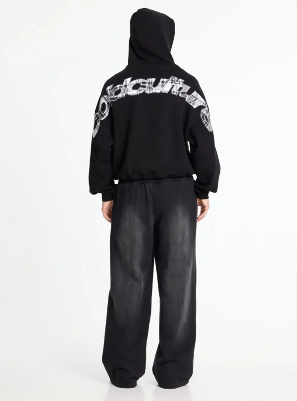Cold Culture Nighthunt Pantalones Deportivos – Black – Modelo de espaldas Modelo de espaldas con pantalones deportivos Cold Culture Nighthunt negros de corte ancho