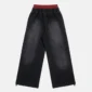 Vista trasera de los pantalones deportivos Cold Culture Nighthunt negros de corte ancho y cintura elástica roja