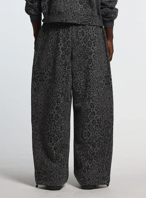 Detalle trasero de los pantalones deportivos Cold Culture Nocturne Beast en Dark Grey con estampado animal y perneras anchas