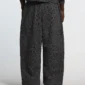 Detalle trasero de los pantalones deportivos Cold Culture Nocturne Beast en Dark Grey con estampado animal y perneras anchas