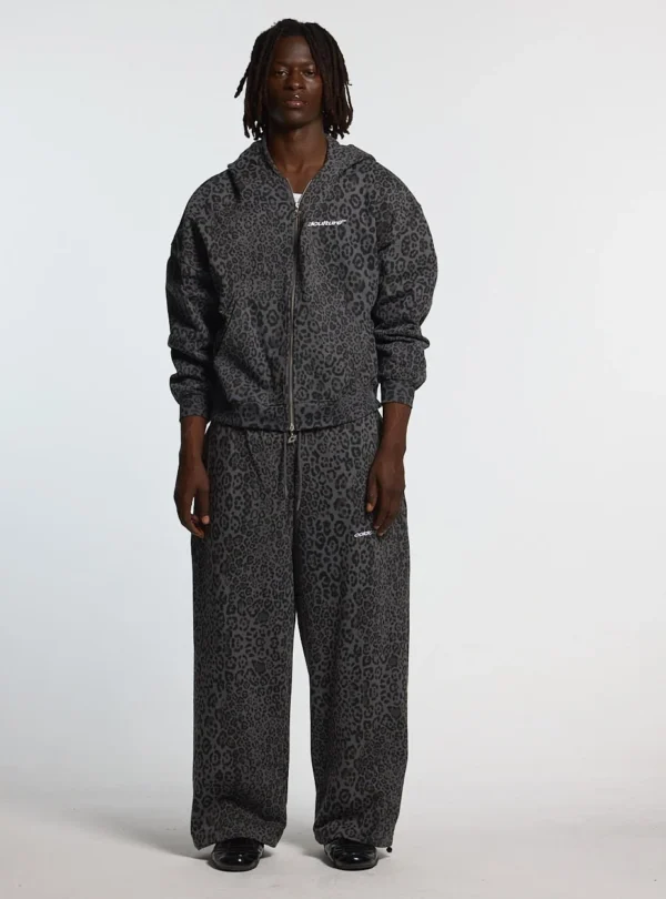 Modelo con pantalones deportivos Cold Culture Nocturne Beast en Dark Grey con estampado animal y corte de pernera ancha
