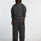 Modelo con pantalones deportivos Cold Culture Nocturne Beast en Dark Grey con estampado animal y corte de pernera ancha