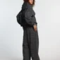 Vista lateral de modelo con pantalones deportivos Cold Culture Nocturne Beast en Dark Grey con estampado animal