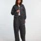 Modelo con pantalones deportivos Cold Culture Nocturne Beast en Dark Grey, estampado animal y logo blanco visible