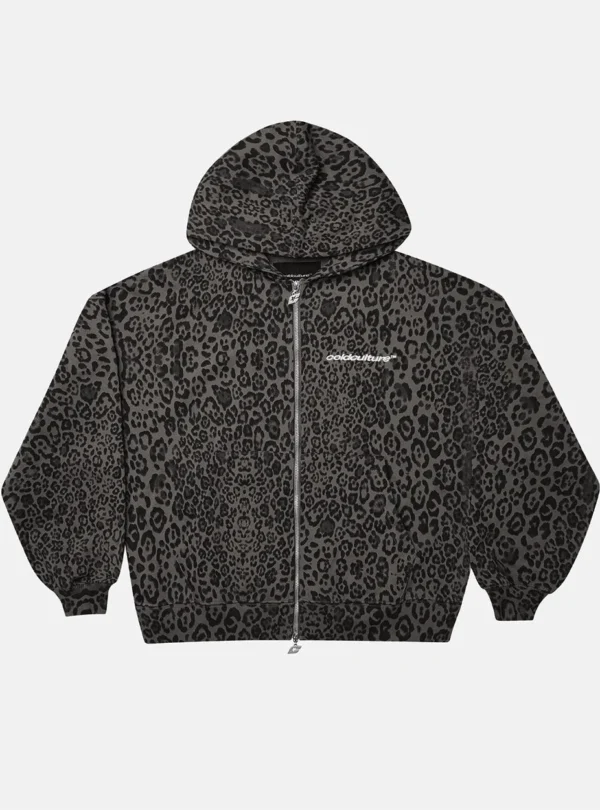 Cold Culture Nocturne Beast Sudadera Con Cremallera – Gris oscuro – Vista frontal Vista frontal de la sudadera con cremallera Cold Culture Nocturne Beast gris oscuro con estampado de leopardo, capucha y logo en el pecho.