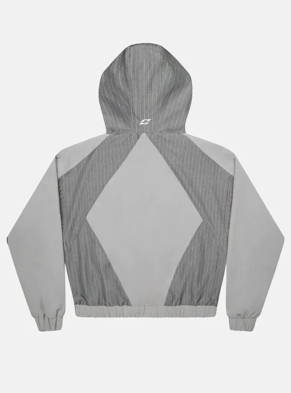 Abrigo gris Cold Culture Not Formal visto por detrás, con paneles a rayas y diseño geométrico