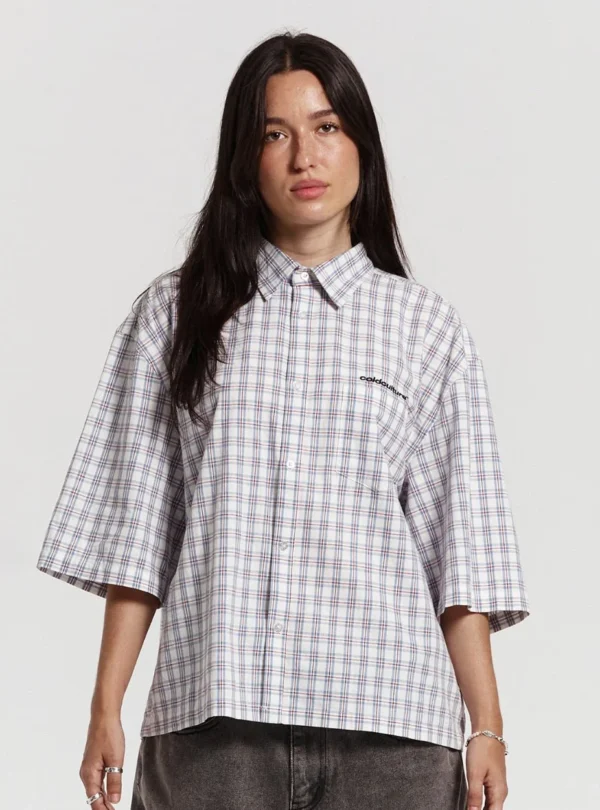 Modelo con la camisa One Pocket Camisa de Cold Culture, diseño de cuadros Square Motif en tonos claros, cuello abotonado y bolsillo en el pecho