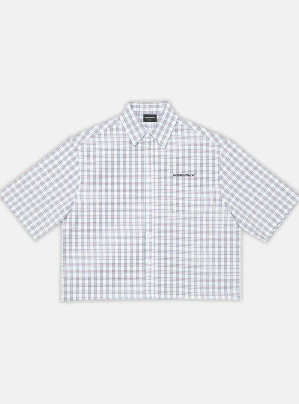 Vista frontal de la camisa One Pocket Camisa de Cold Culture con estampado de cuadros Square Motif, manga corta, cierre de botones y logotipo en el pecho
