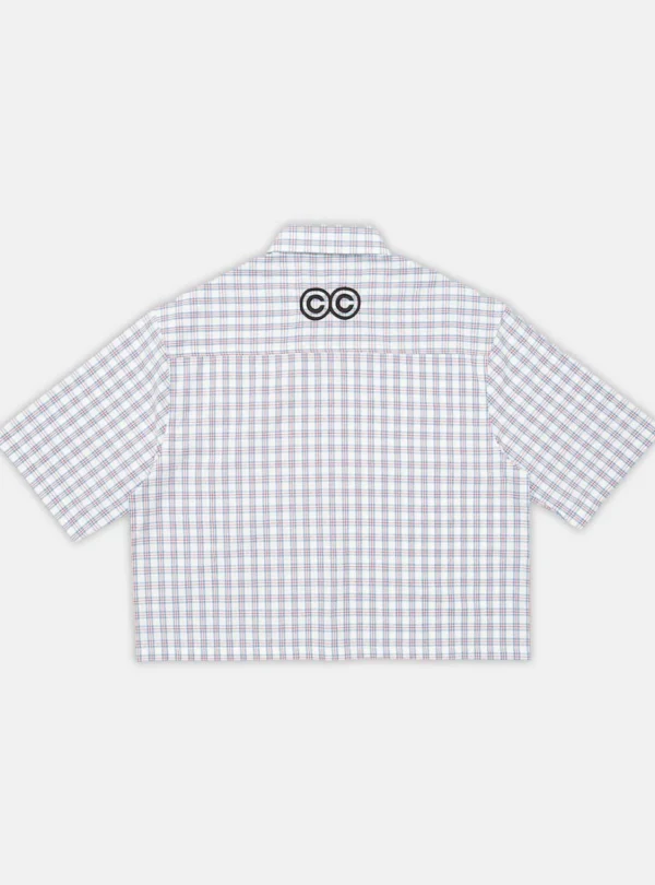 Vista trasera de la camisa One Pocket Camisa de Cold Culture con estampado de cuadros Square Motif, mangas cortas y logotipo CC negro bajo el cuello