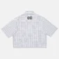 Vista trasera de la camisa One Pocket Camisa de Cold Culture con estampado de cuadros Square Motif, mangas cortas y logotipo CC negro bajo el cuello