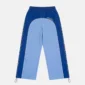 Vista frontal de los pantalones deportivos Overcut de Cold Culture en azul, con perneras anchas, paneles centrales azul claro, laterales azul oscuro, logotipo en la parte superior y cintura elástica.