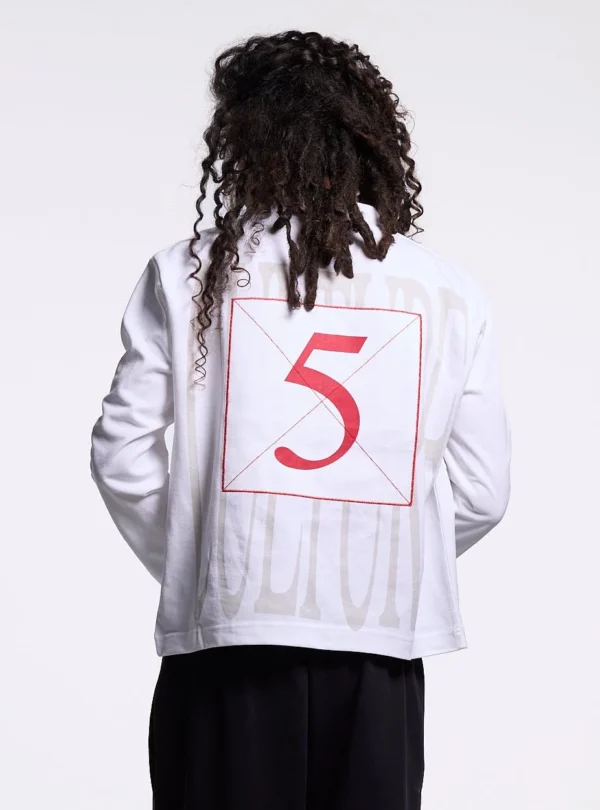 Cold Culture Pause Longsleeve Polo – Blanco – Detalle del gráfico trasero Primer plano de la espalda del polo blanco Pause Longsleeve Polo de Cold Culture, con un número 5 rojo enmarcado y grandes letras grises de fondo.