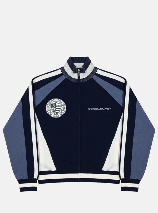 Jersey Pole Knit Navy de Cold Culture, vista frontal, con cremallera, cuello alto, escudo en el pecho y paneles en azul marino, azul grisáceo y blanco.