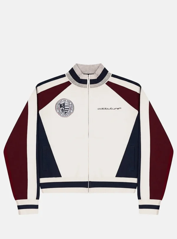 Jersey Pole Knit Off White de Cold Culture en blanco roto, con cremallera frontal, detalles granates y azul marino, escudo y logotipo en el pecho.
