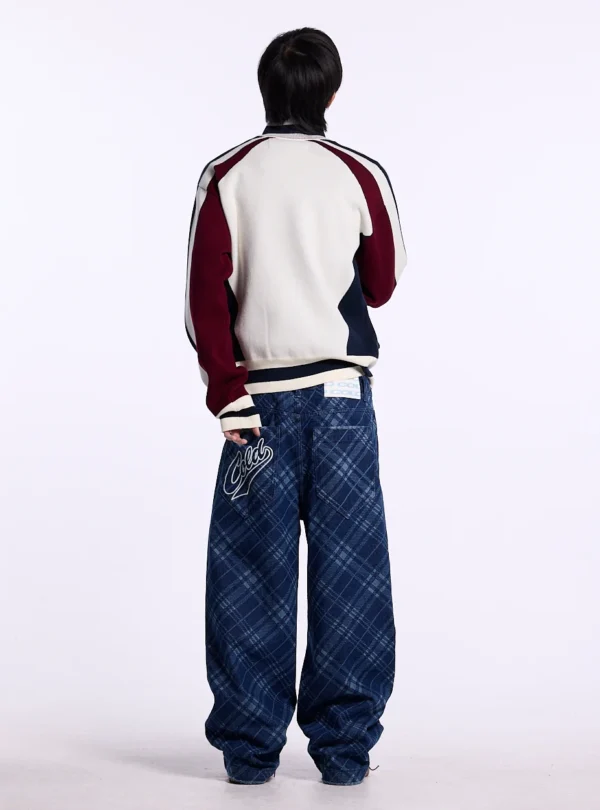 Modelo de espaldas con jersey Pole Knit Off White de Cold Culture, mostrando el diseño geométrico en blanco roto, granate y azul marino.