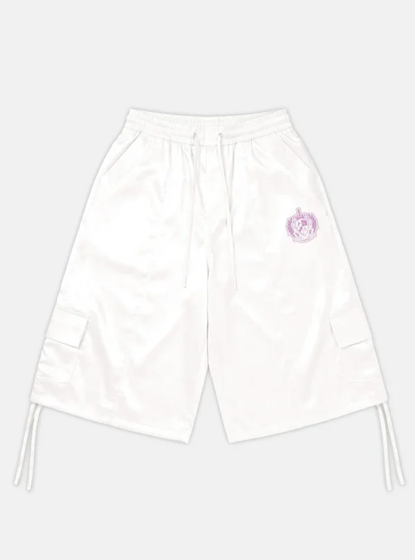 Shorts Postal Capri de Cold Culture en color off-white, vista frontal con bolsillos cargo y emblema rosa