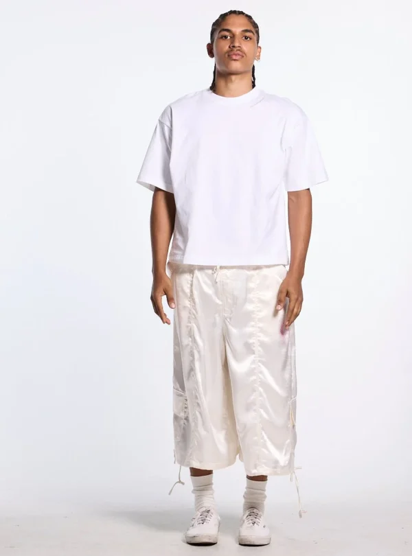 Modelo con Shorts Postal Capri de Cold Culture en color off-white, vistos de frente con corte amplio