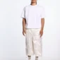 Modelo con Shorts Postal Capri de Cold Culture en color off-white, vistos de frente con corte amplio