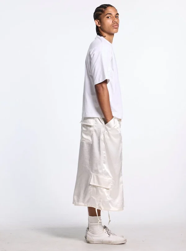 Vista lateral de modelo con Shorts Postal Capri de Cold Culture en color off-white y bolsillo cargo