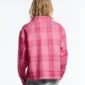 Modelo de espaldas con la camisa Rake rosa de Cold Culture, mostrando el estampado de cuadros y el logotipo blanco sobre los hombros