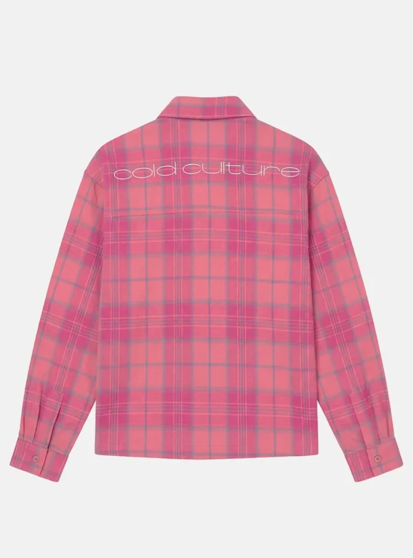 Vista trasera de la camisa Rake de Cold Culture en rosa, con estampado de cuadros y logotipo blanco en la parte superior de la espalda