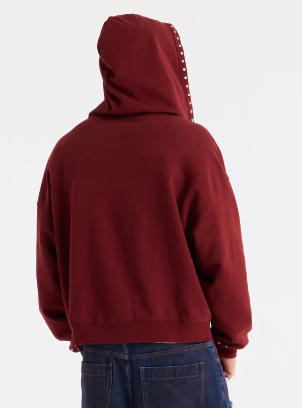 Cold Culture Raw Zip-up Hoodie – Rojo – Vista trasera con capucha puesta Modelo de espaldas con sudadera roja Raw Zip-up Hoodie de Cold Culture y capucha puesta, mostrando la espalda lisa y los detalles metálicos de la capucha.