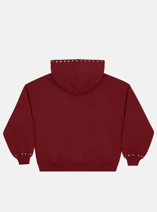 Cold Culture Raw Zip-up Hoodie – Rojo – Vista trasera Vista trasera de la sudadera roja Raw Zip-up Hoodie de Cold Culture, con espalda lisa, capucha con tachuelas metálicas y puños acanalados.