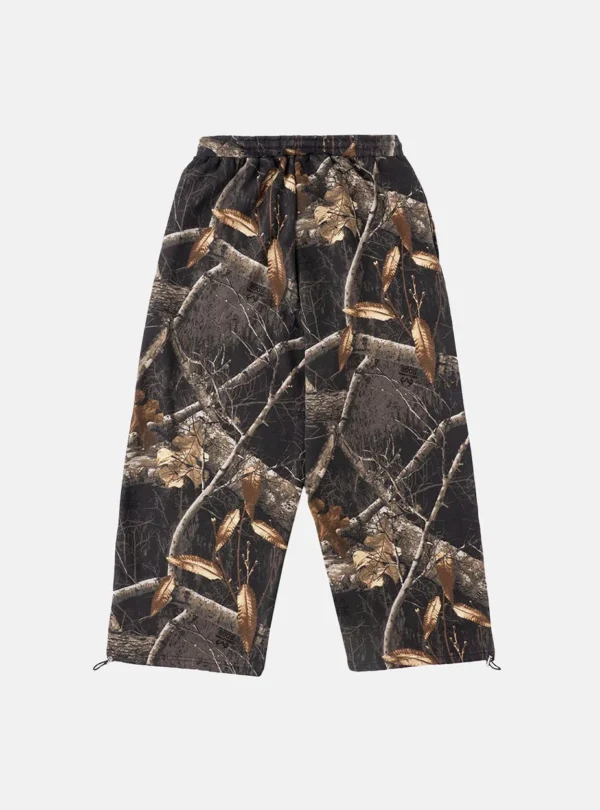 Vista trasera de los pantalones deportivos Cold Culture Realtree Black con estampado de camuflaje de ramas y hojas